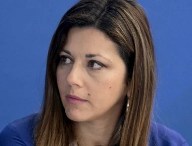 «Ο Βαξεβάνης κρίνεται για το πώς κάνει χρήση των νομικών μέσων» δηλώνει η Ζαχαράκη